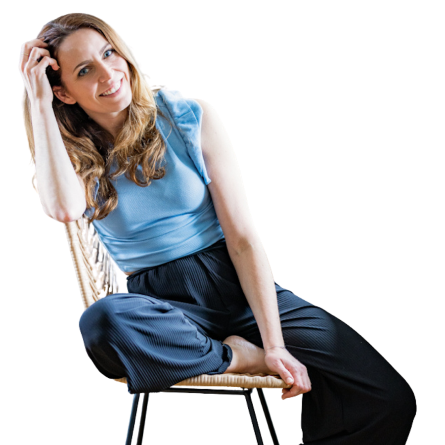 Kim Dobmeier von Bloom Your Room lächelt auf einem Stuhl sitzend